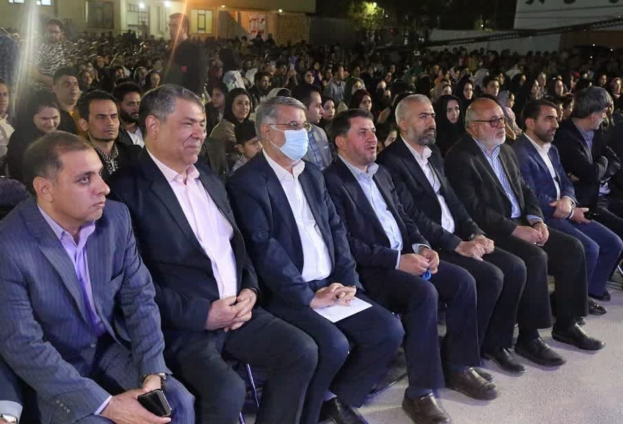 اجرای رضا صادقی در جشن گلریزان ۱۲ هزار نفره شهرستان اردکان