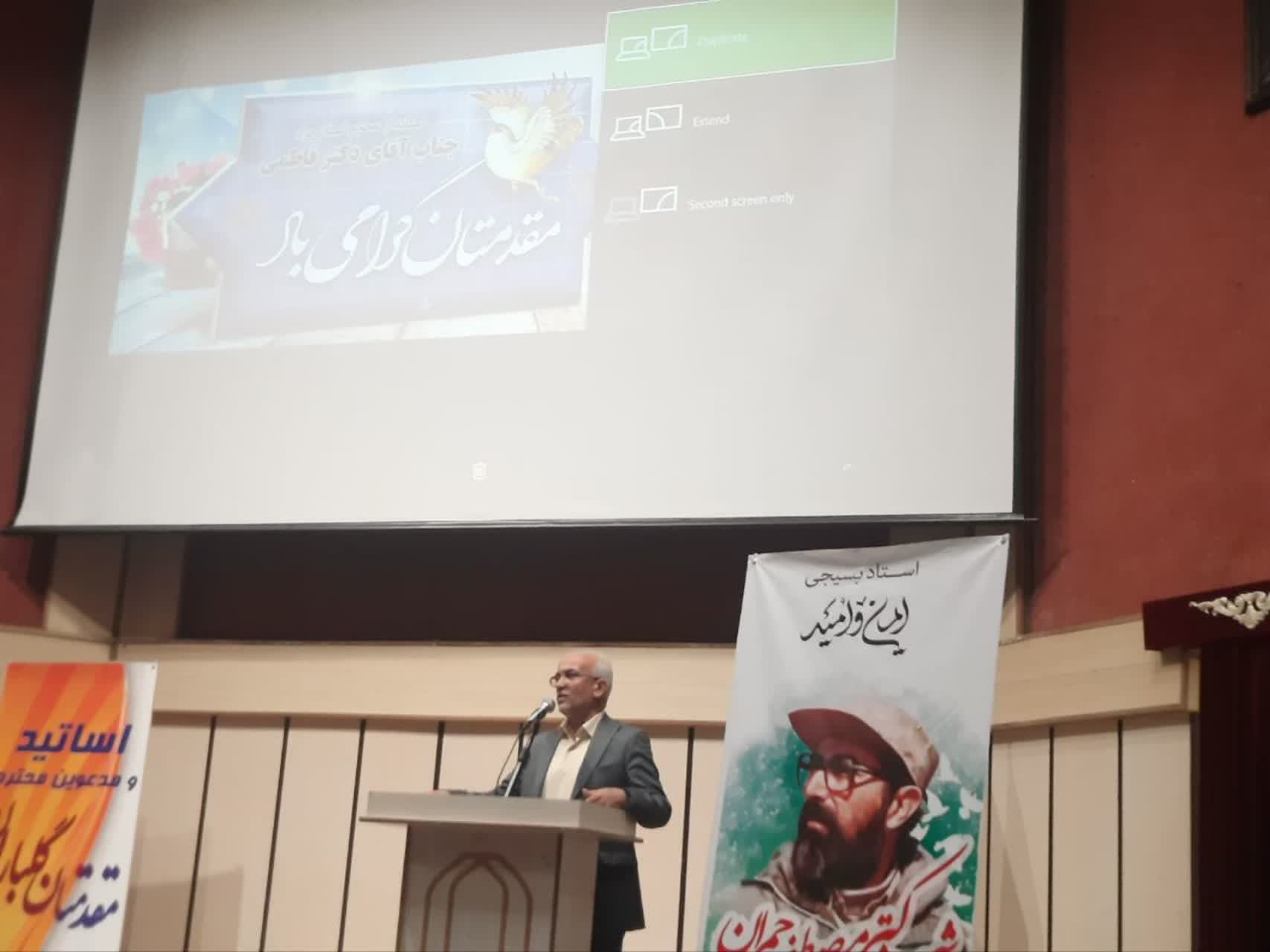 دکتر چمران با تمام نبوغ، دنیای خود را فدای انقلاب اسلامی کرد