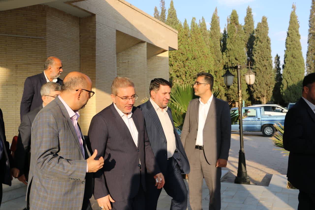 معاون رییس‌جمهور و رییس سازمان برنامه و بودجه وارد یزد شد