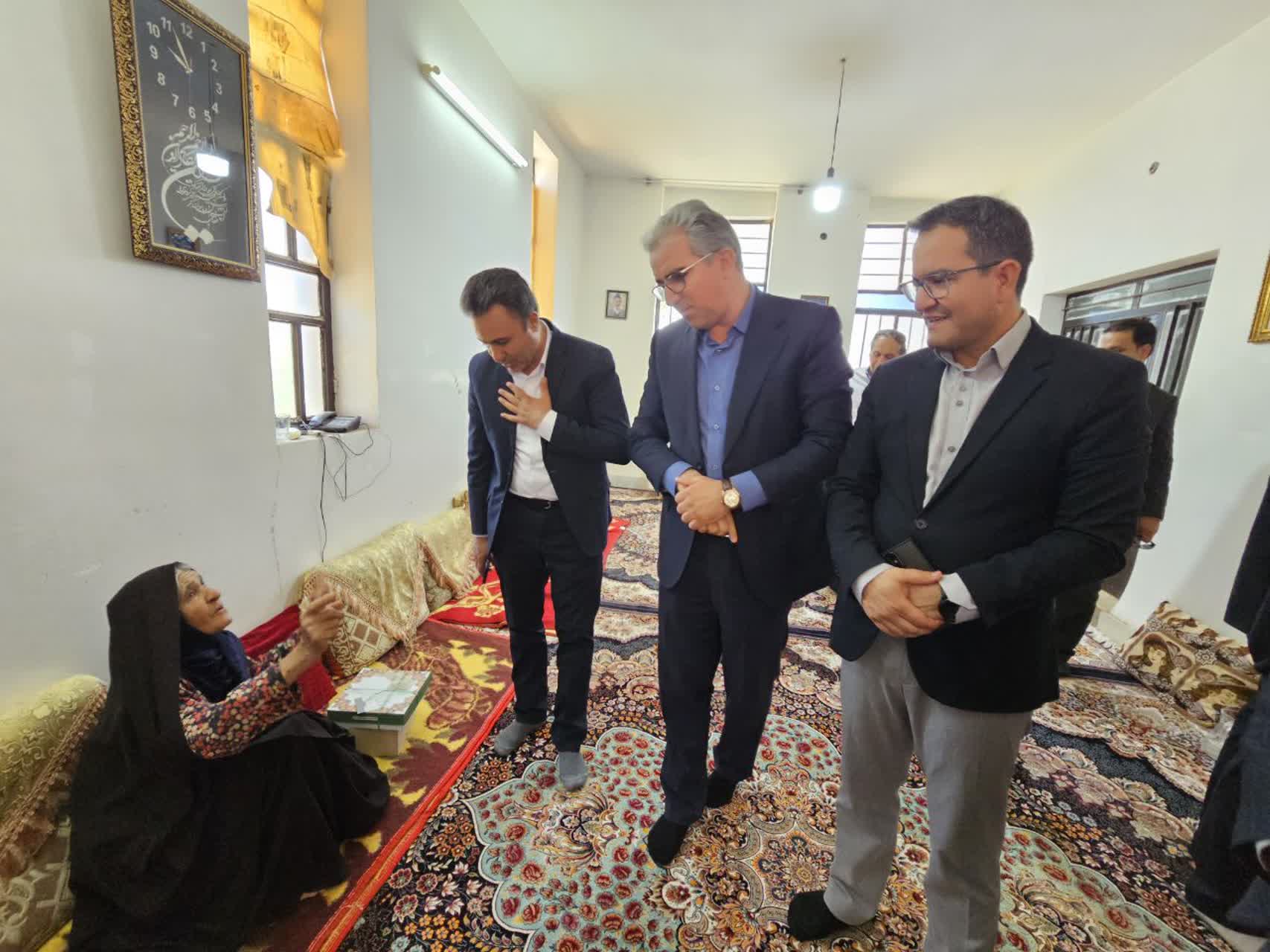 دیدار معاون اقتصادی و گردشگری استانداری با خانواده معظم شهیدان دفاع مقدس، ابوالفضل و اسماعیل محمدی فتح آباد