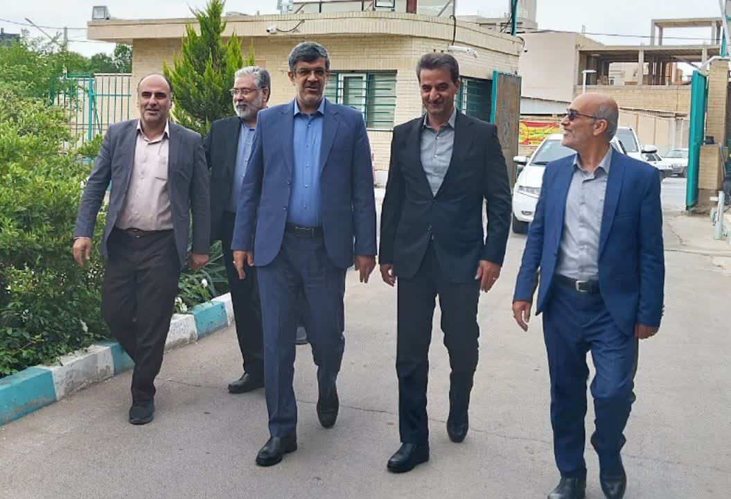 بازدید استاندار یزد ازدفترمرکزی سازمان همیاری شهرداری ها و قدردانی از کارکنان همزمان با دهه کرامت